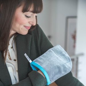 Rekawica-do-zbierania-siersci-z-odziezy-tapicerki-szybko-i-skutecznie-ha-ra