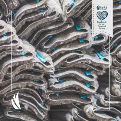 Jeden z etapów szycia rękawic do odkurzania