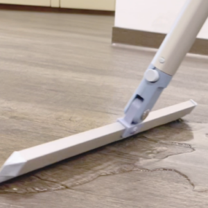 Miotła i ściągaczka w jednym 38cm Era Ha-Ra podczas zbierania wody