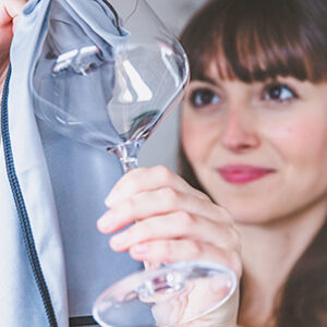 Ściereczka polerująca wydobywa pozbawia smug i wydobywa kryształowy blask z każdej czyszczonej powierzchni.