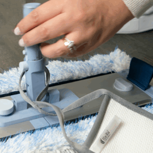 Scrubby zamocowany na uchwycie mopa ERA, gotowy do sprzątania